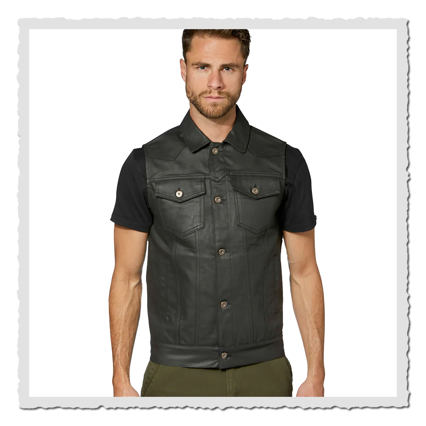 Mann vor weißem Hintergrund trägt schwarze Weste mit Knöpfen über schwarzem T-Shirt, Blick nach vorn.